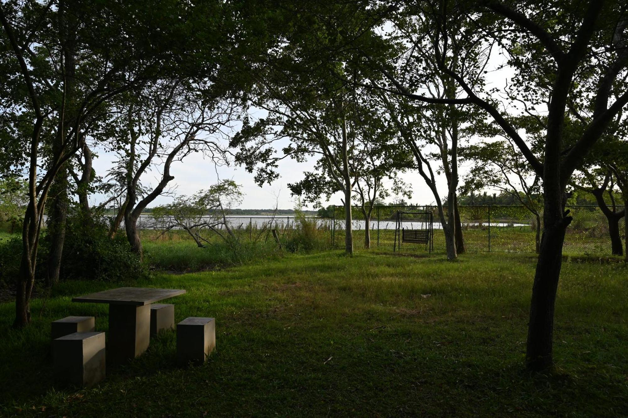 Breezy Lake Tissamaharama Extérieur photo